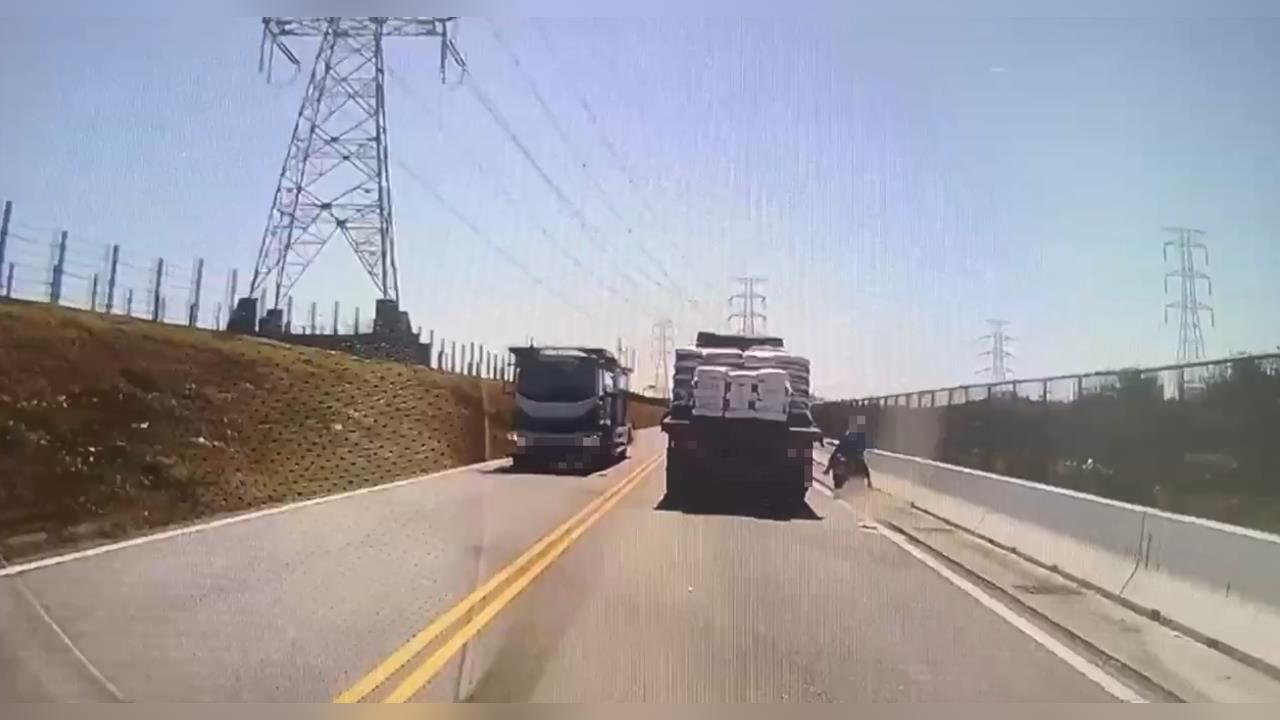 奪命瞬間!機車騎士不慎自摔 慘遭大貨車輾斃