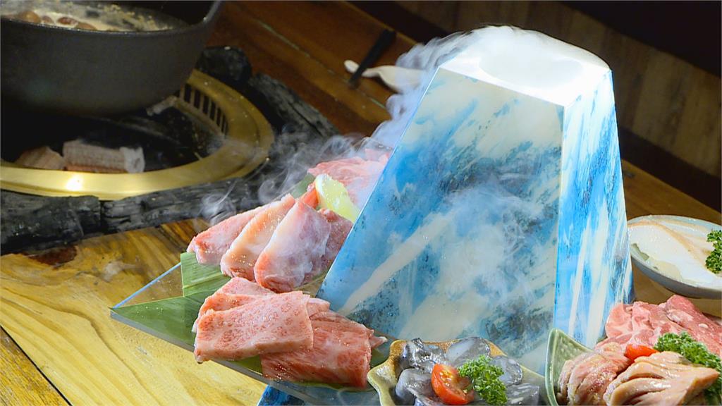 燒烤浮誇系 A5和牛堆「燒肉富士山」備料到火烤 供專屬桌邊服務