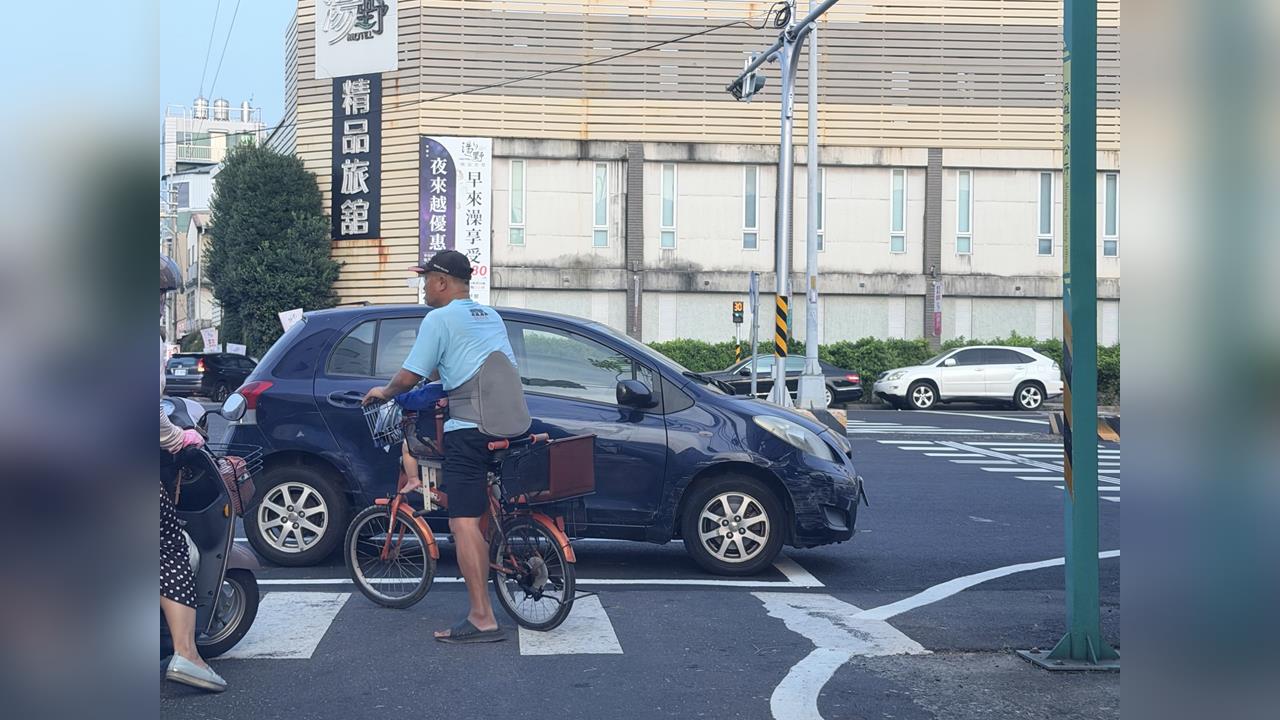 超天兵駕駛！「待轉格當停車格」　民眾直擊：超離譜