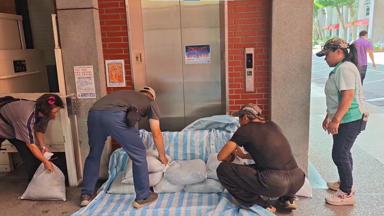 快新聞／立委也停班！中颱巴威逼近　立法院急搬沙包防淹水