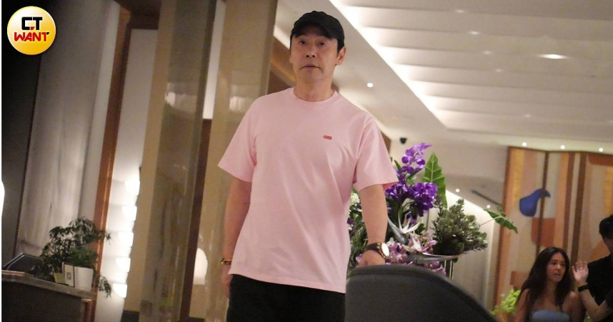 香港男神在台灣1／鍾鎮濤帶190公分準洋女婿成焦點　范姜討抱被推開、夫妻下秒放閃超甜