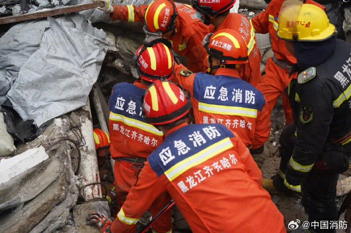 快新聞／中國黑龍江中學體育館「樓頂全面坍塌」　8人獲救還有人被困