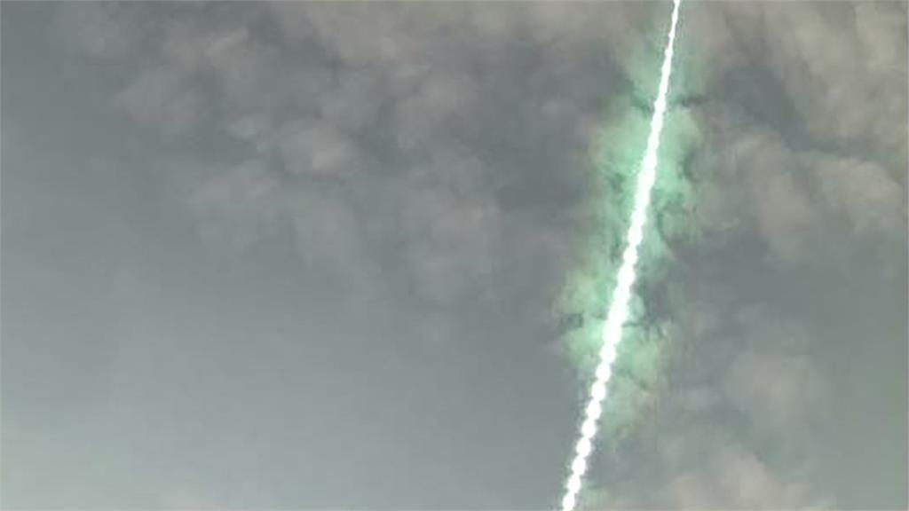 日本降「巨大火球」！伴奇異綠光「劃過天際」4秒影片曝　疑隕石空中掉落