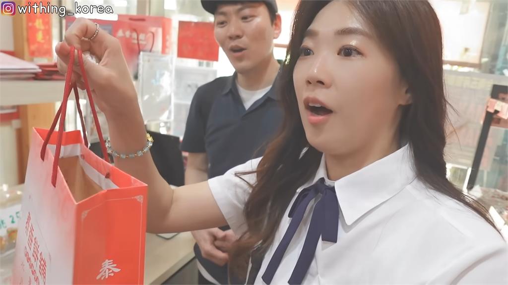 想買的特產賣光了！韓妞被台南店家免費送禮招待　羞喊：我嫁來新化好了