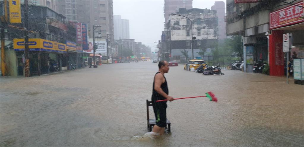快新聞／台北文山區時雨量超過100毫米　興隆路、木柵路水淹小腿肚