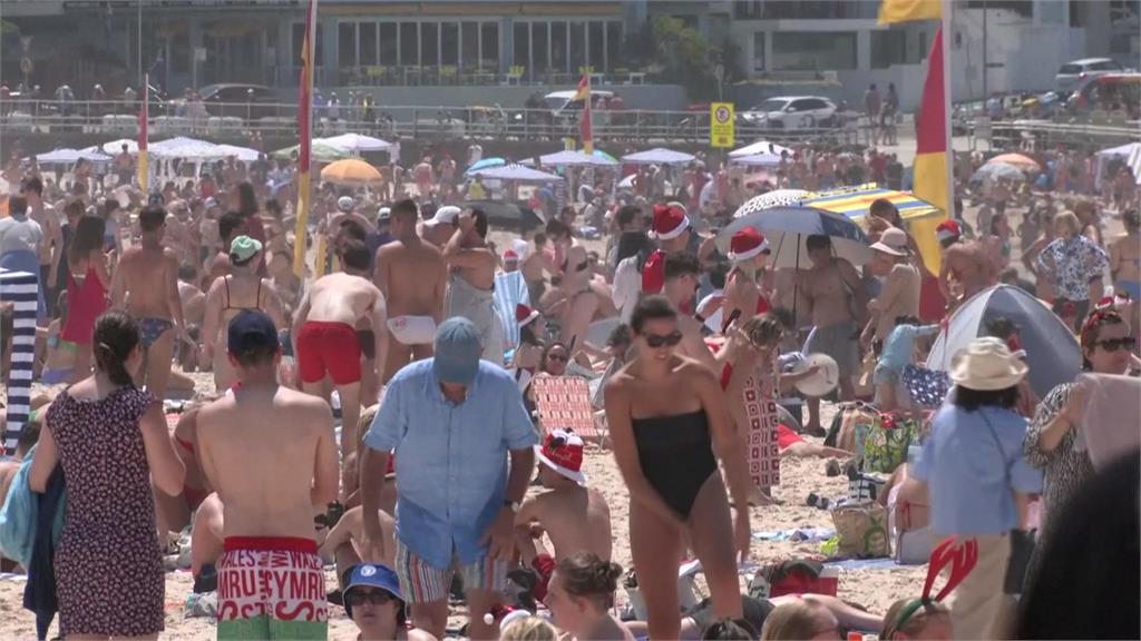 南半球正值夏季　雪梨附近海灘湧人潮玩水慶耶誕