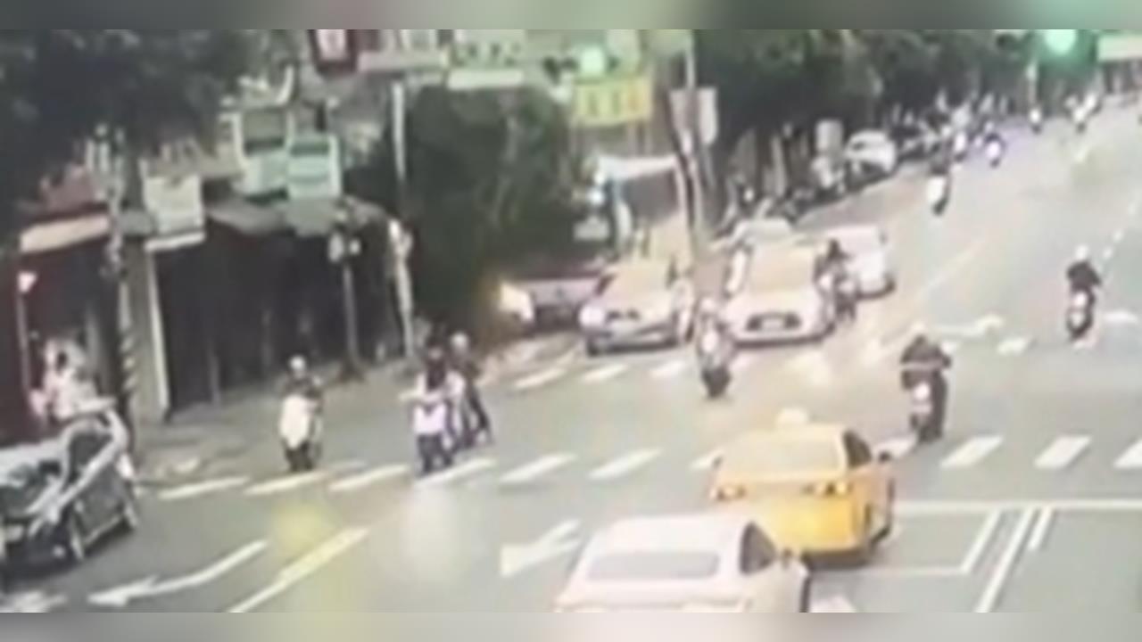 公車撞路樹險波及路人 樹倒瞬間民眾跳開畫面曝光