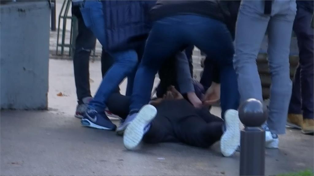 巴黎高中生擋校門示威 警祭催淚瓦斯上銬