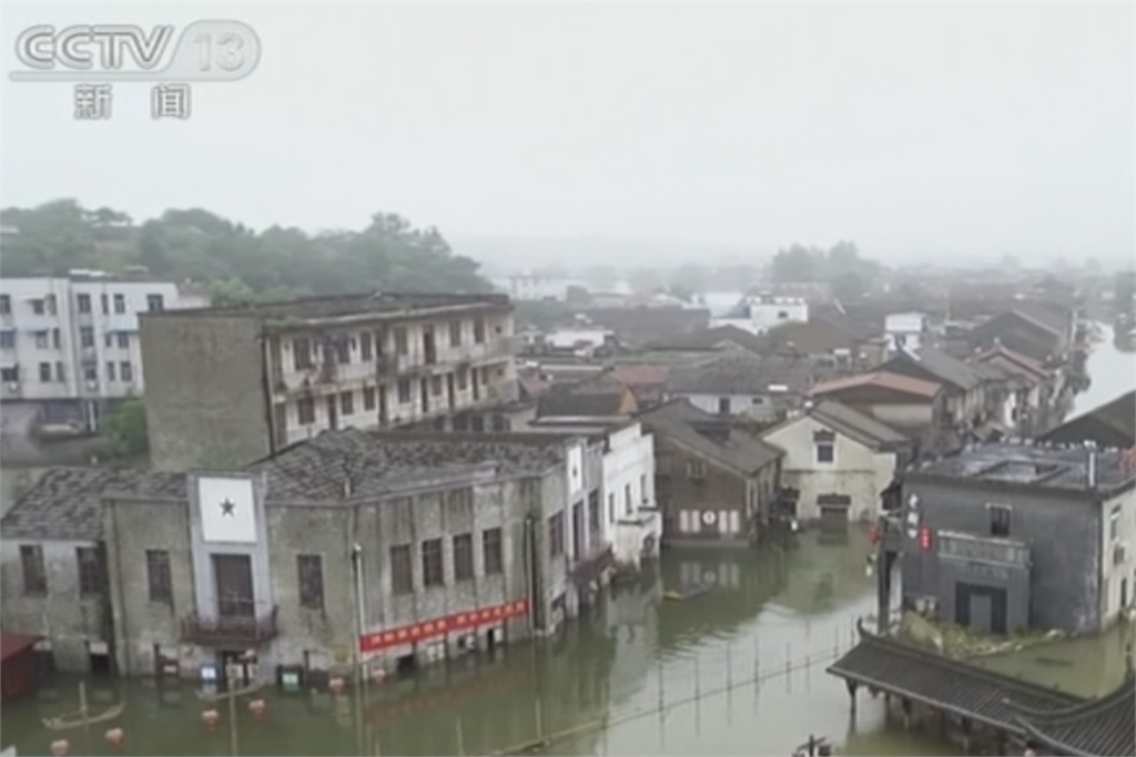 快新聞／長江洪水猛襲！ 安徽部分城區「淹成一片」 房屋被淹到只露出屋頂