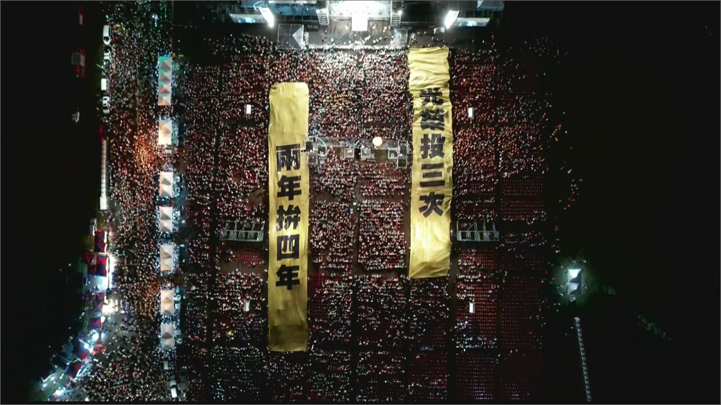快新聞／滅火器樂團演唱〈咱上愛的所在〉 上萬人撐起「光榮投三次」黃布條