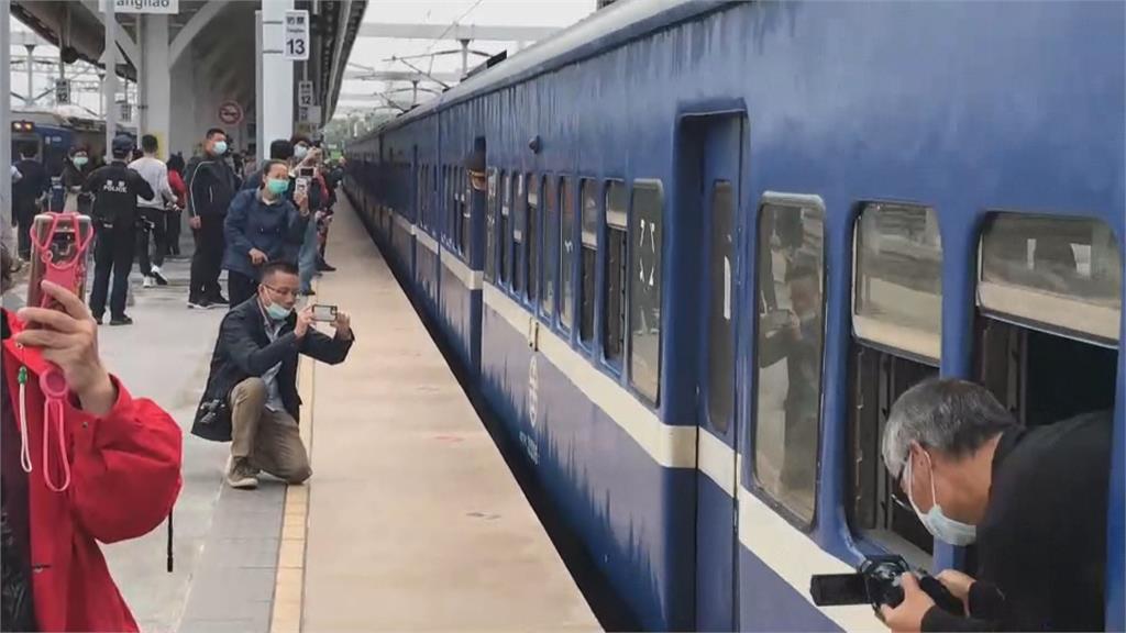 全台僅存「藍皮普快」真正的末班車 鐵道迷搶搭！開窗吹海風解憂列車