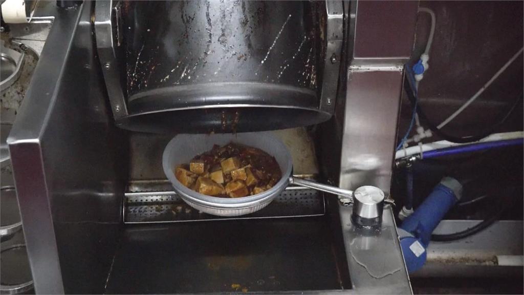 世界各式佳餚都難不倒？　香港中餐業者研發「炒菜機器人」