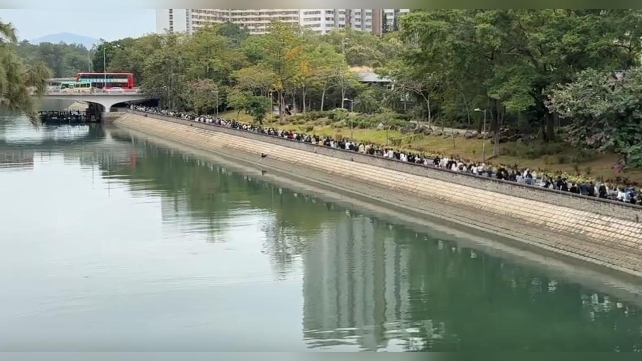 快新聞／港府降半旗民眾獻花致哀　宏福苑失蹤人數降傳再有遺體抬出