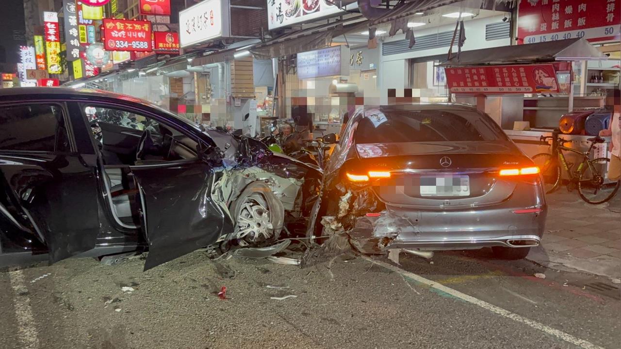 特斯拉突爆衝撞倒12車！賓士剛停好秒被撞「救幾十人命」車主：幸好撞到我的車