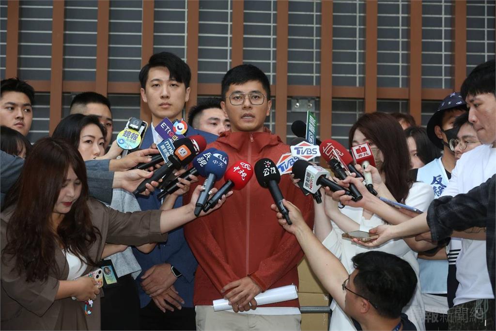 藍營志工抄名冊「抄到滴眼藥水」　李孝亮「都在抽菸」獲不起訴！鍾小平證實：他門外漢