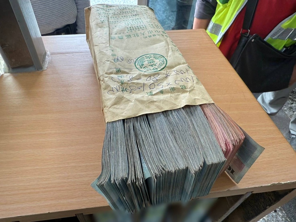 衣櫃當垃圾丟了　警與清潔隊員聯手保住50萬元