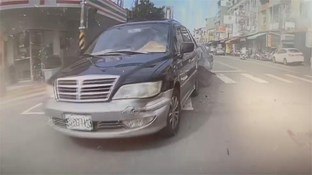 高齡阿伯開車爆衝 連撞五台車