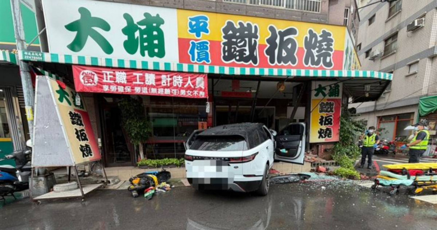 台中百萬休旅車撞進大埔鐵板燒！45歲駕駛「頸部利刃傷」當場喪命