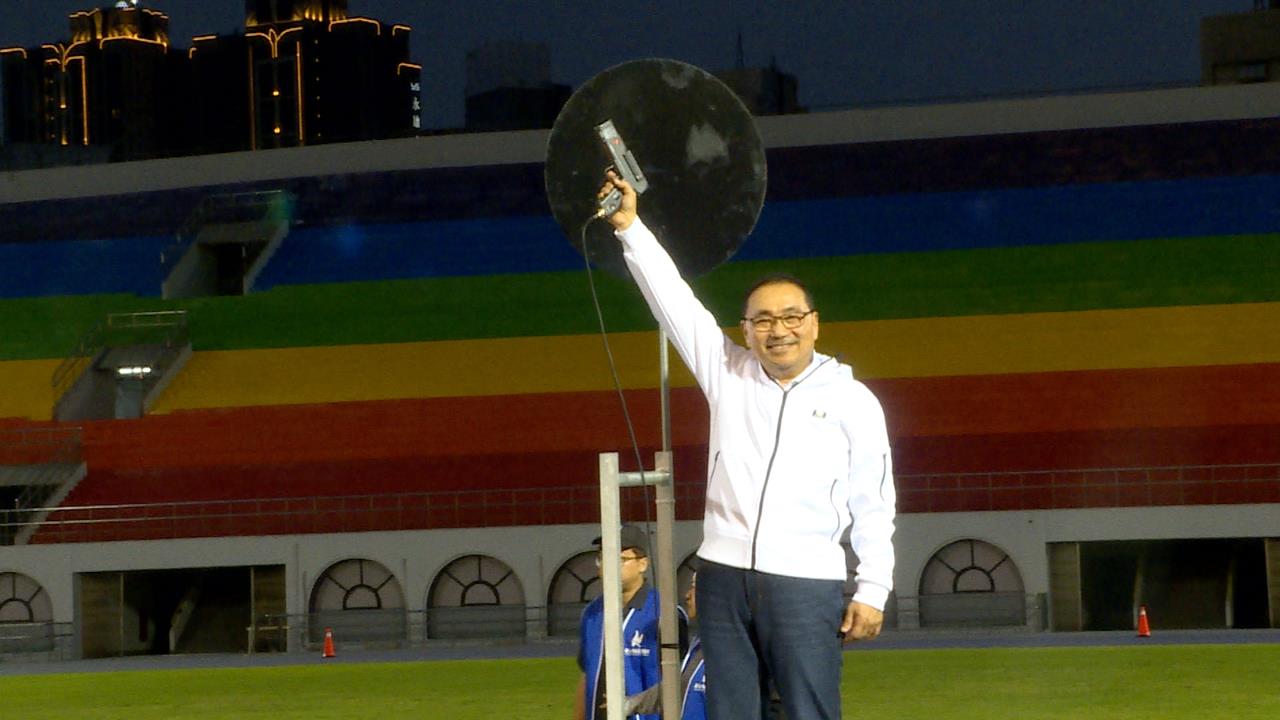 開箱板橋體育場「彩虹看台」　侯友宜：運動平權不再是口號