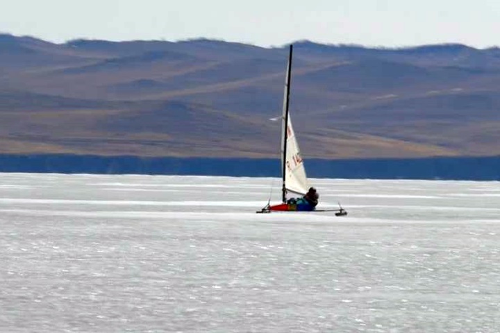貝加爾湖冰上風帆賽 最高時速達110公里