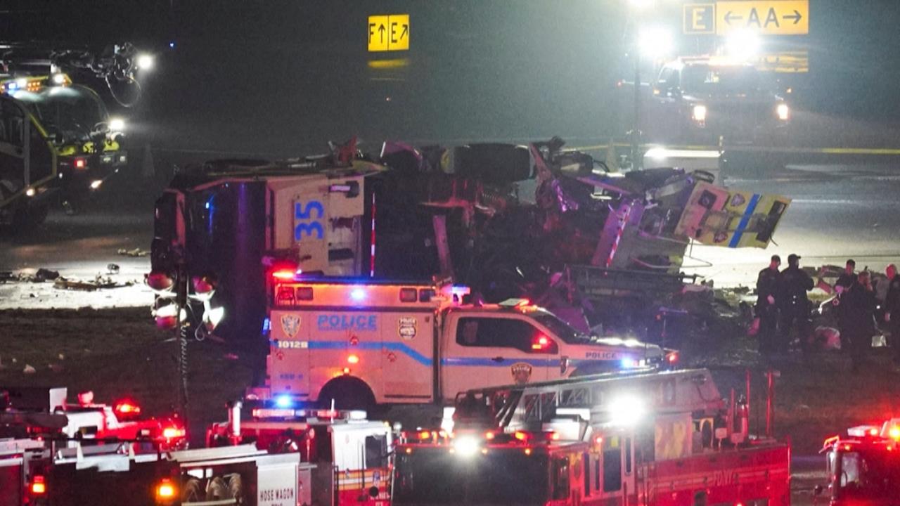 加航快捷航空飛機撞消防車正副機師亡　管制員：我搞砸了