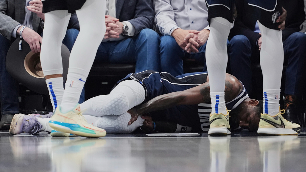 NBA(影)／明星後衛 Irving切入無碰撞左膝扭傷！堅持罰完球再下場惹哭球迷