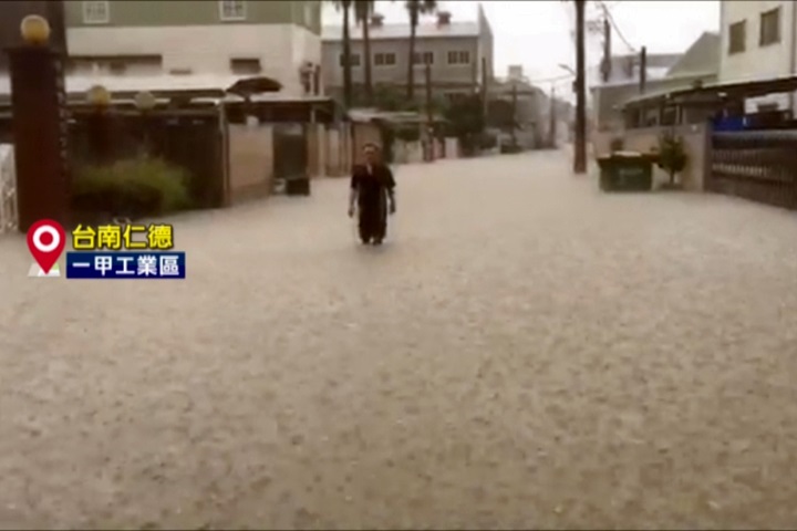 大雨炸台南 送便當只能行走水中