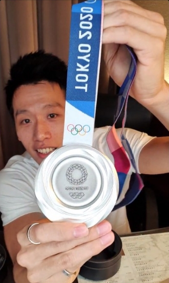 東奧／李智凱直播吸引萬粉絲觀看　開箱奧運銀牌直呼：意外有份量！