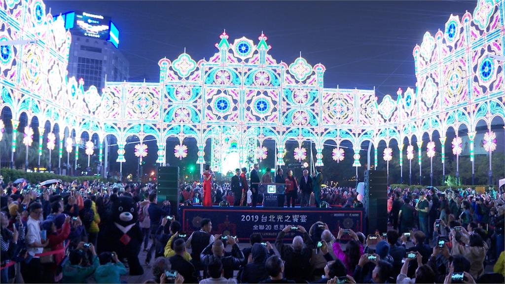 24萬顆燈泡打造巨型拱門！世界級光雕展台北登場