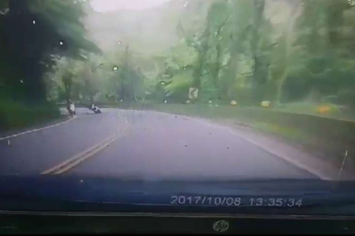 男子北宜公路甩帥壓車 下一秒對撞警車
