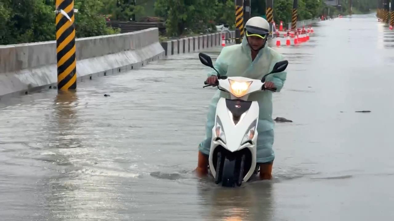 屏東海線漲潮多處淹　林邊交流道成汪洋封閉