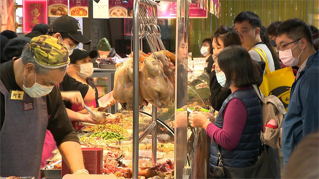南門市場知名熟食攤商備貨增3成　剁雞、收錢的手沒停過