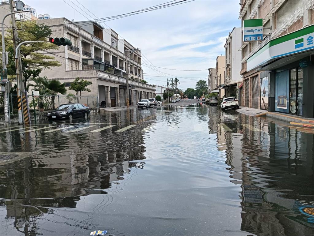 圖多／年度天文大潮發威！　屏東東港「海水漫街頭」畫面曝光