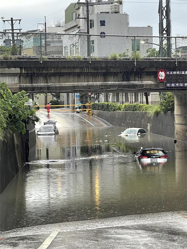 快新聞／豪雨炸新竹！　竹北中和街地下道淹水「3車駛入險滅頂」
