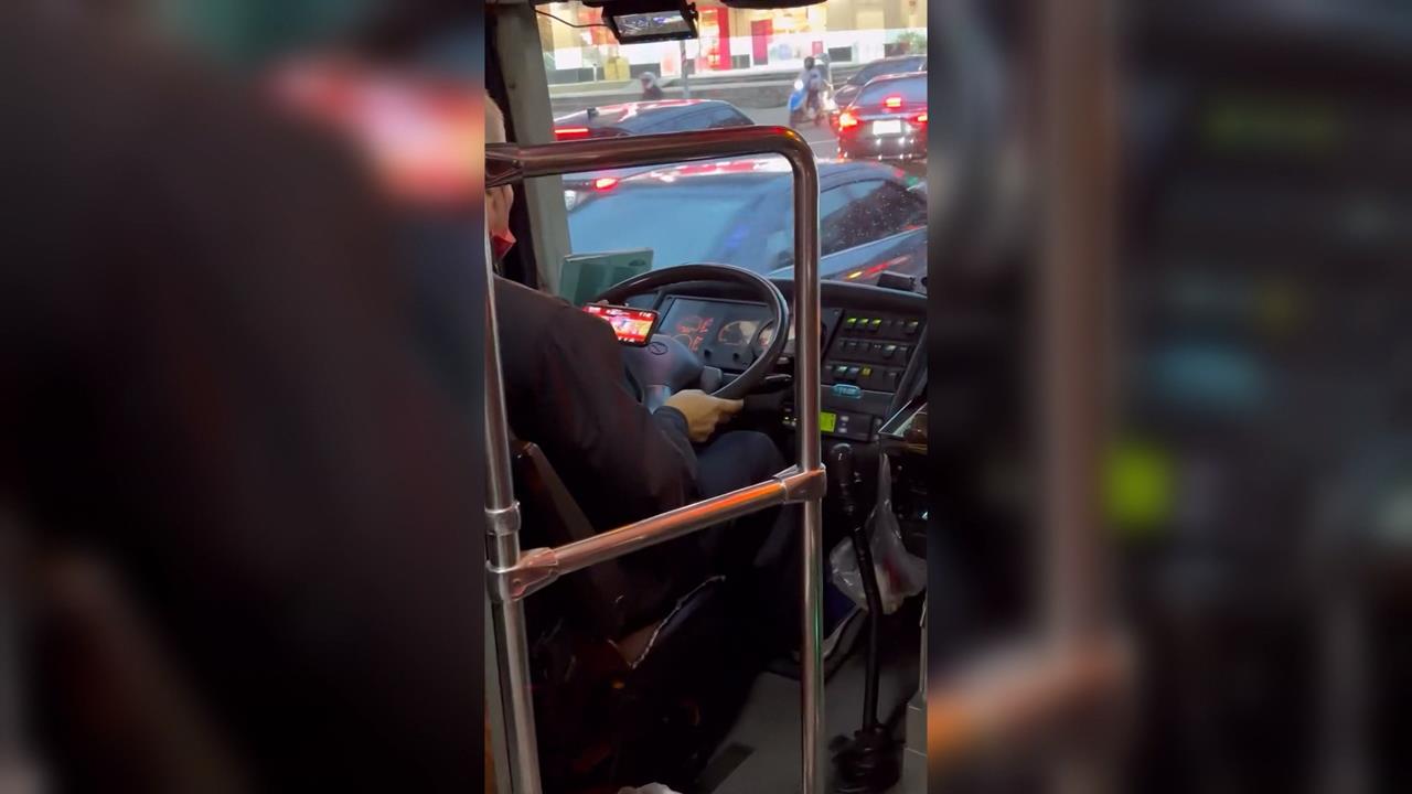 危險！　中壢客運司機「邊開車邊玩手遊」　　離譜行徑全都錄