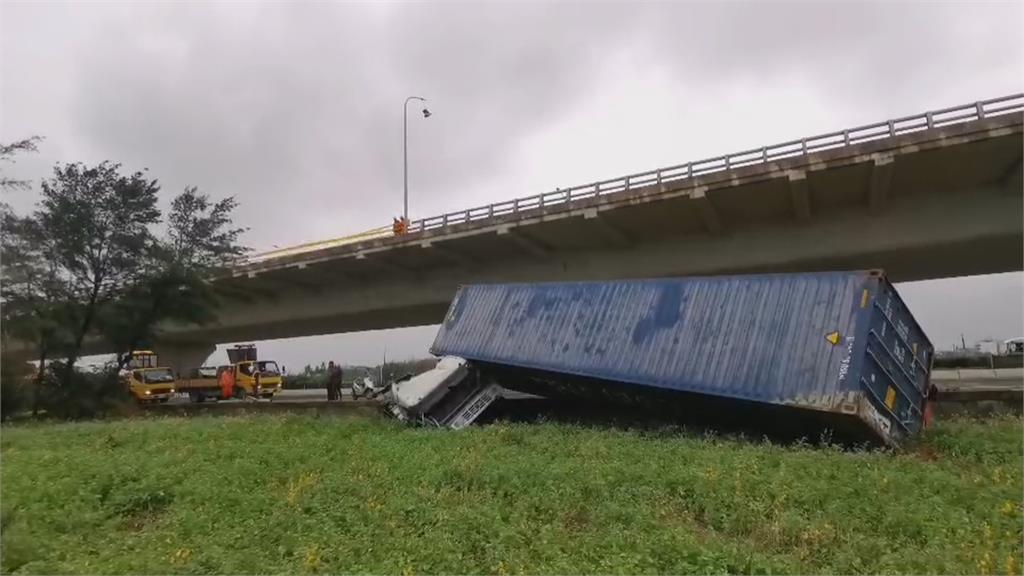 護欄破大洞！桃園貨櫃車墜台61高架　車頭扭曲變形「駕駛命大脫困」