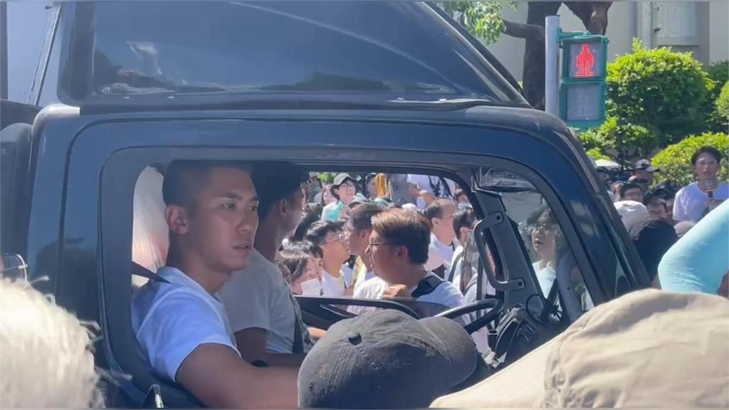 快新聞／衝突不斷！民眾黨議員開宣傳車靠近鐵柵欄　警方喊：已經違法