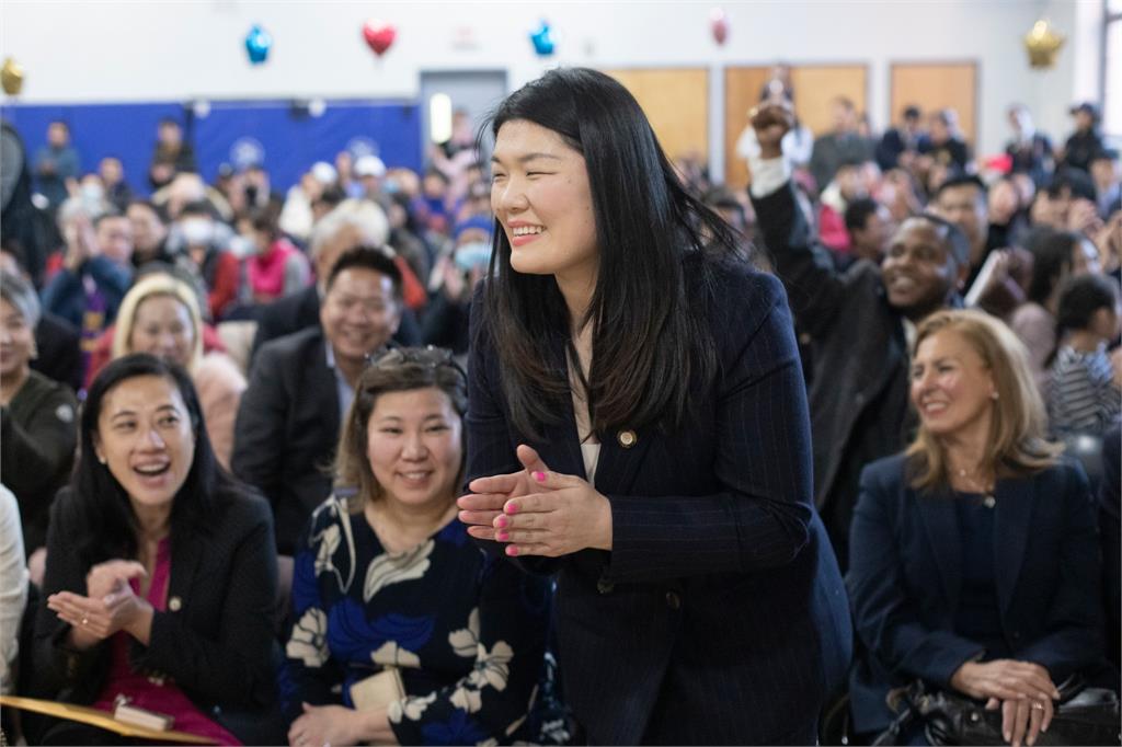 快新聞／影片曝！街頭抗議還咬傷副警長手臂　華裔布魯克林市議員遭逮捕