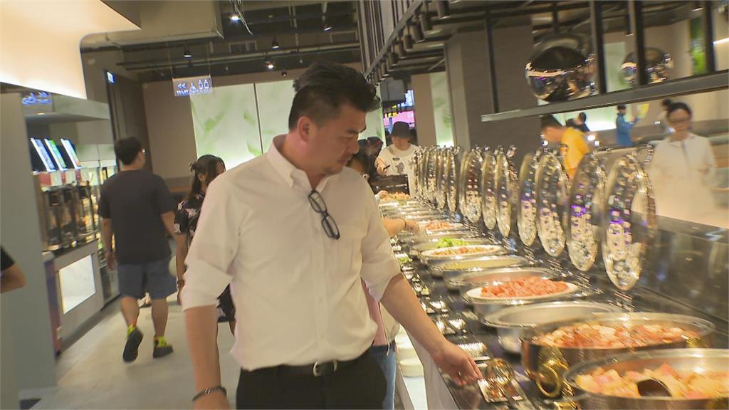吃牛排配蚵仔煎！　平價牛排館板橋開旗艦店　人潮擠爆