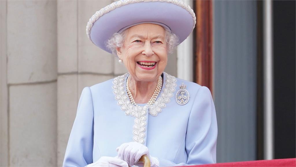 96歲英女王歡慶「白金禧」登基70週年！閱兵儀式小王子舉動成焦點