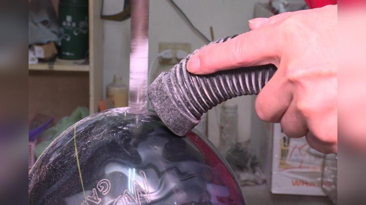 保齡球隱藏獨門技術!老闆「鑽孔」打天下 助球友完美發揮