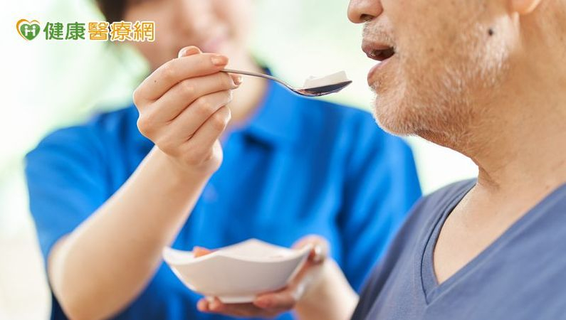 長輩吃得慢、易嗆到小心!延緩退化「這樣顧營養」