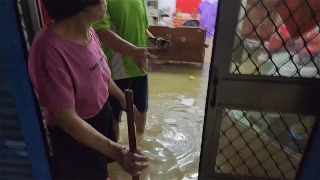 嘉義縣中埔鄉雨狂炸　普度宴變「真流水席」民眾淡定吃辦桌