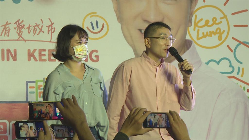 基隆綠地變藍天！　謝國樑當選偕妻「下跪謝天」