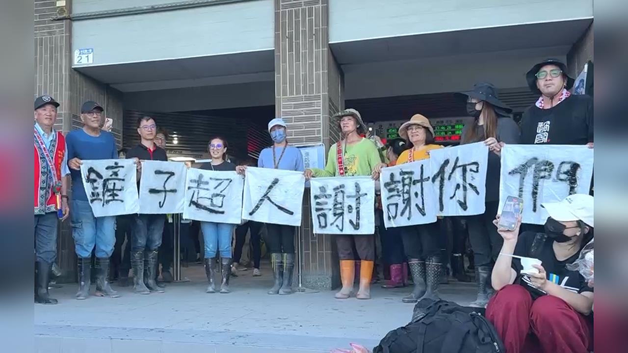 快新聞／超感動！馬太鞍總頭目率族人感謝鏟子超人　布條背面竟藏「驚喜彩蛋」
