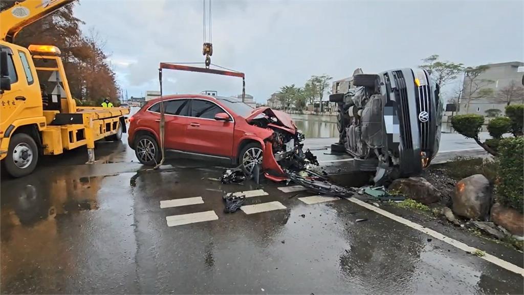 快新聞／碰！宜蘭礁溪休旅車撞廂型車害翻覆　疑路口未設紅綠燈釀禍