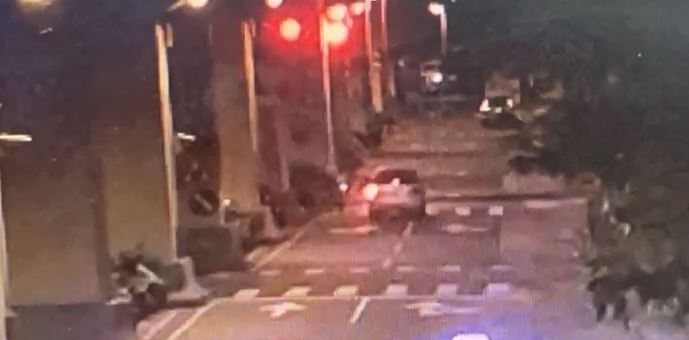 貪快釀禍!基隆轎車闖紅燈 撞飛機車、波及路邊店家