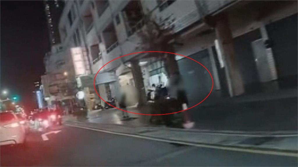 用生命打羽球？　台中市人行道打羽球險釀車禍