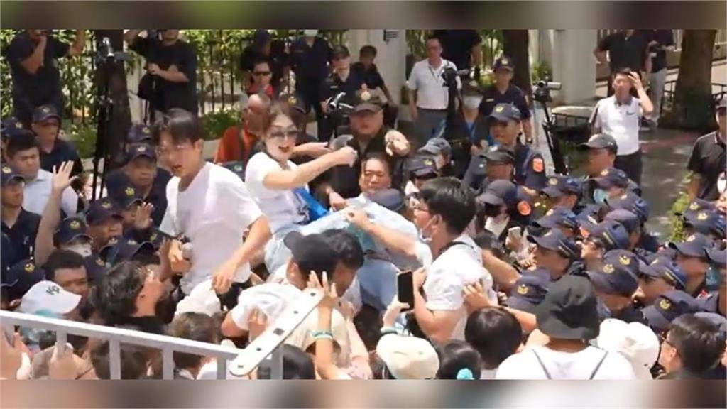 快新聞/白營走讀走鐘!議員秀「路權申請SOP」 轟民眾黨:邏輯死亡