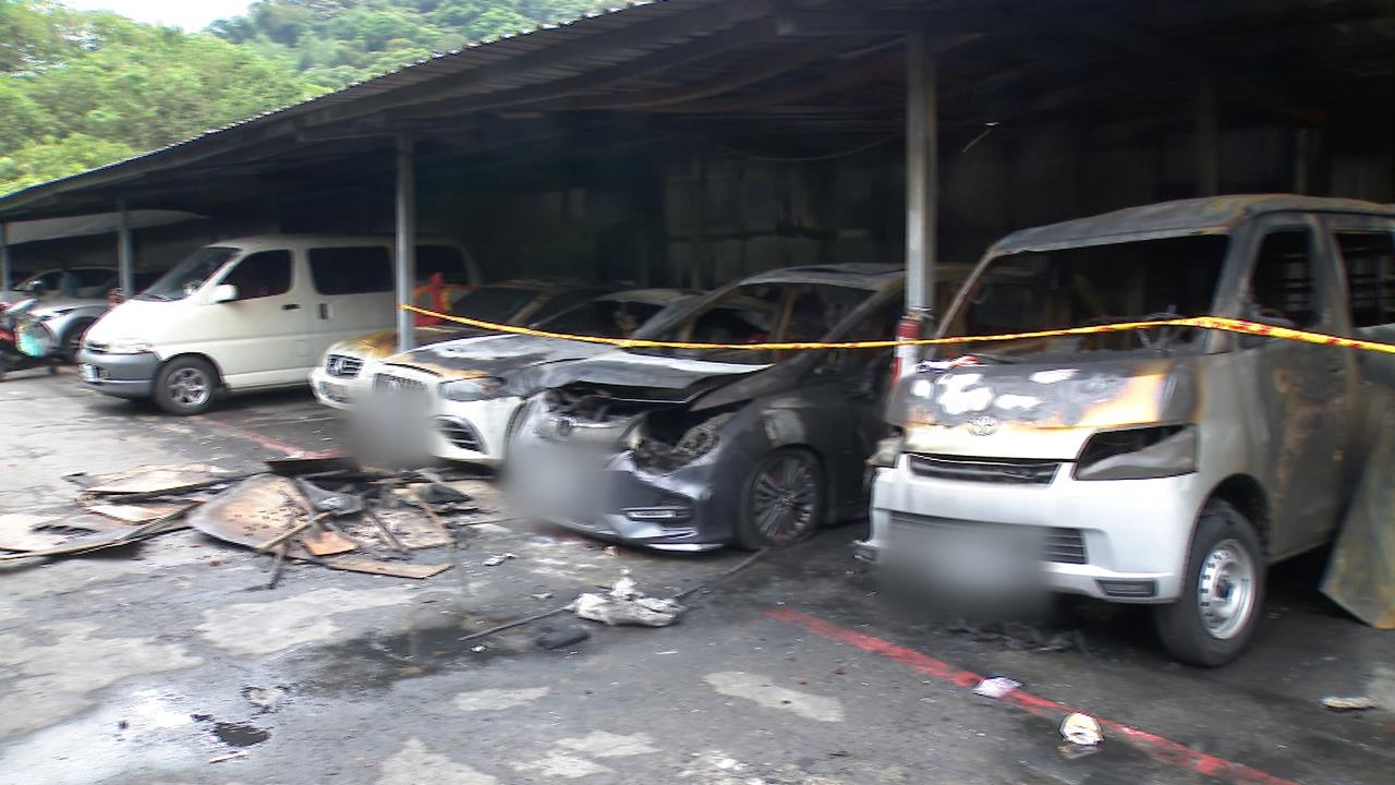 土城室外停車場凌晨火警　6車慘燒車損估數百萬